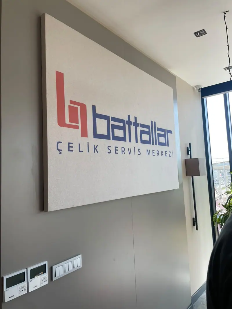 Ofis girişinde Battallar logosu basılmış akustik duvar paneli