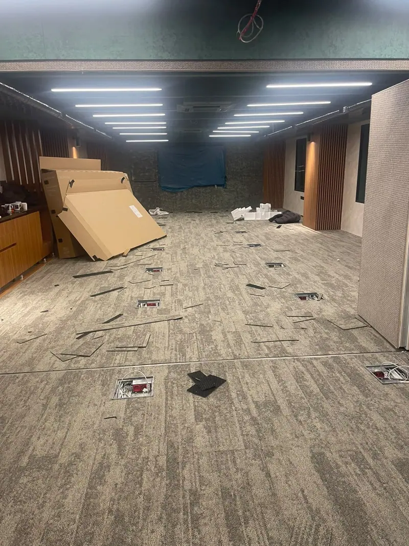Ofis katında gri desenli akustik karo halı döşemesi