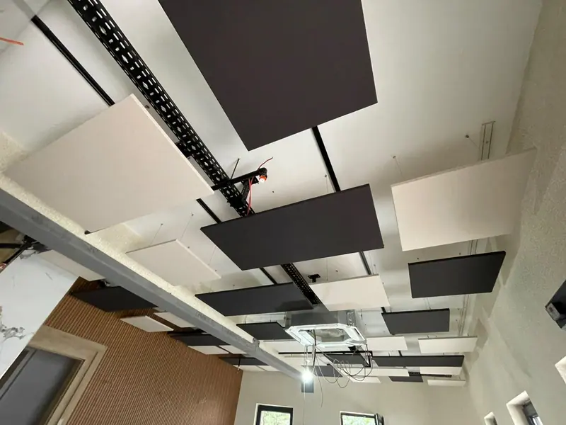 Tavandan askılarla sarkıtılmış kare ve dikdörtgen kumaş canopy paneller