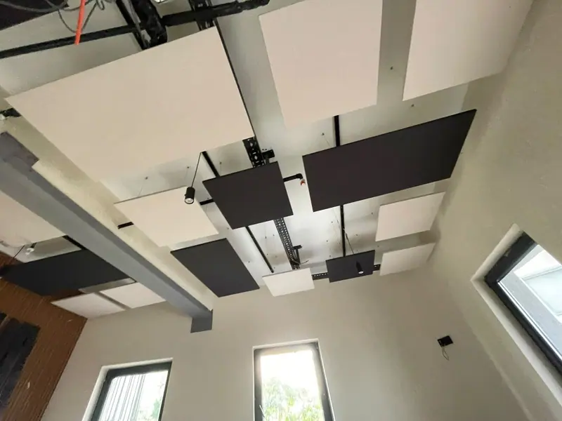 Açık tesisatın altında yatay asılmış açık ve koyu renkli kumaş canopy paneller